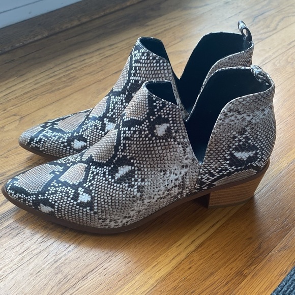 Snake Print Cut Out Ankle Bootie Size 9 - Picture 2 of 11